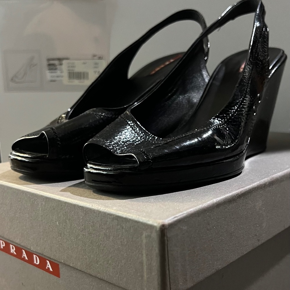 Prada Calzature Donna Black Patent Leather Peep Toe Slingback Wedge Heels Shoes